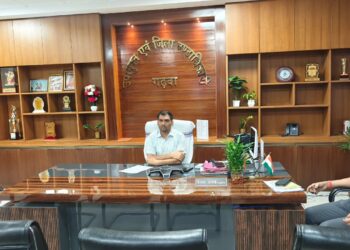 गढ़वा में यूरिया खाद की कालाबाजारी पर सख्ती: 6 लाइसेंस निलंबित, 5 रद्द, 2 पर FIR, उपायुक्त का बड़ा एक्शन!