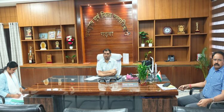 गढ़वा में यूरिया खाद की कालाबाजारी पर सख्ती: 6 लाइसेंस निलंबित, 5 रद्द, 2 पर FIR, उपायुक्त का बड़ा एक्शन!