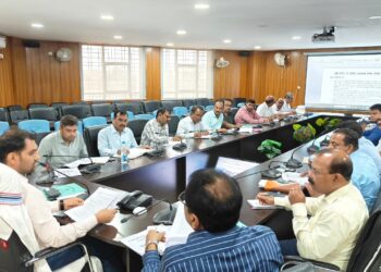गढ़वा में राजस्व कार्यों पर सख्ती: उपायुक्त दिनेश यादव की समीक्षा बैठक, समयबद्ध निपटारे और अतिक्रमण पर कार्रवाई के आदेश!