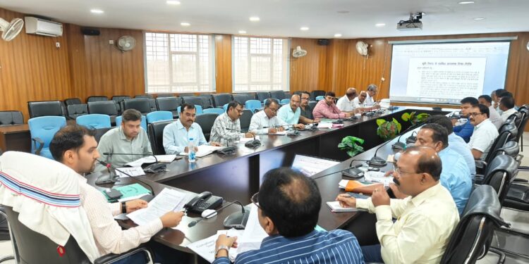 गढ़वा में राजस्व कार्यों पर सख्ती: उपायुक्त दिनेश यादव की समीक्षा बैठक, समयबद्ध निपटारे और अतिक्रमण पर कार्रवाई के आदेश!