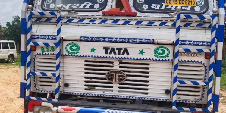 गढ़वा में खाद कालाबाजारी पर प्रशासन का प्रहार: 700 बोरा यूरिया जब्त, ट्रक चालक फरार, उपायुक्त ने दी सख्त कार्रवाई की चेतावनी!