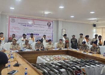 लातेहार में नक्सलवाद पर करारा प्रहार: JJMP के 9 शीर्ष कमांडरों ने हथियारों के साथ किया आत्मसमर्पण, झारखंड की ‘नई दिशा’ की ऐतिहासिक जीत!