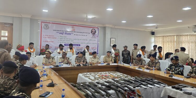 लातेहार में नक्सलवाद पर करारा प्रहार: JJMP के 9 शीर्ष कमांडरों ने हथियारों के साथ किया आत्मसमर्पण, झारखंड की ‘नई दिशा’ की ऐतिहासिक जीत!