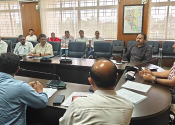 गढ़वा में विकास की रफ्तार: उपायुक्त दिनेश यादव की भू-अर्जन समीक्षा, समयबद्ध कार्य और पारदर्शिता का सख्त निर्देश!