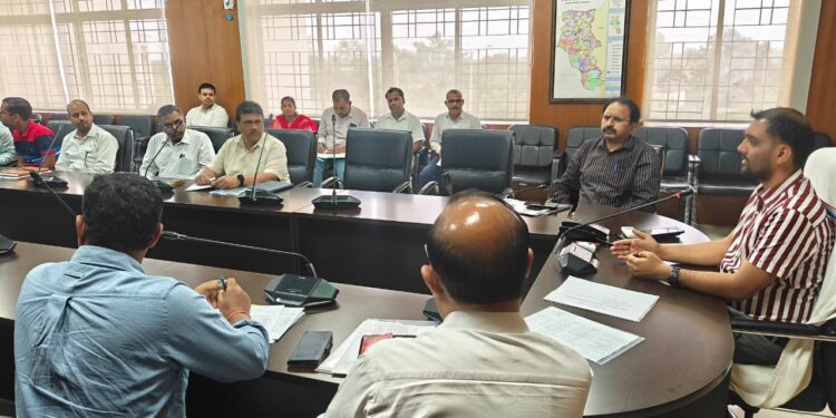 गढ़वा में विकास की रफ्तार: उपायुक्त दिनेश यादव की भू-अर्जन समीक्षा, समयबद्ध कार्य और पारदर्शिता का सख्त निर्देश!