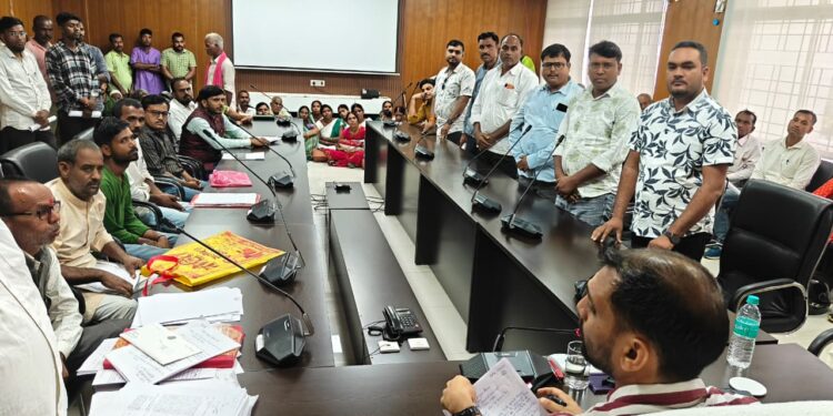 गढ़वा में जनता की पुकार पर उपायुक्त का एक्शन: मृत्यु प्रमाण पत्र, आंगनबाड़ी चयन, और भूमि विवाद समाधान के लिए सख्त निर्देश!