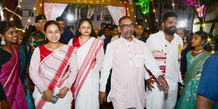 करम पर्व की धूम में झारखंड: हेमन्त और कल्पना सोरेन ने रांची में मनाया उत्सव, संस्कृति और प्रकृति की महिमा का गान!