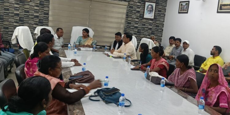 गढ़वा में आदिवासी हितों की पुकार: राष्ट्रीय अनुसूचित जनजाति आयोग की सदस्या आशा लकड़ा ने संवाद में दिलाया न्याय का भरोसा!