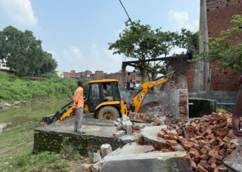 गढ़वा में अतिक्रमण पर प्रहार: सरस्वतीया नदी किनारे गढ़देवी से नगवां तक मुक्ति अभियान, उपायुक्त के आदेश पर बड़ी कार्रवाई!