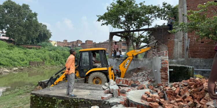 गढ़वा में अतिक्रमण पर प्रहार: सरस्वतीया नदी किनारे गढ़देवी से नगवां तक मुक्ति अभियान, उपायुक्त के आदेश पर बड़ी कार्रवाई!