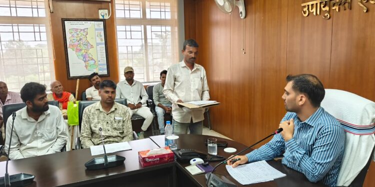 गढ़वा में जनता की पुकार सुनाई: उपायुक्त दिनेश यादव ने जनता दरबार में की समस्याओं की सुनवाई