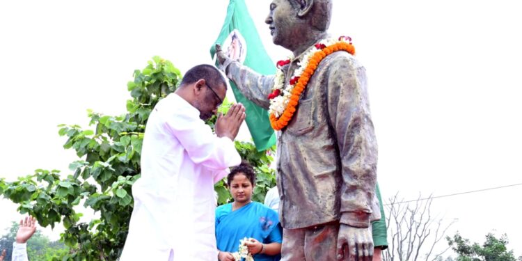 झारखंड के अमर सपूत को नमन: हेमन्त सोरेन ने दुर्गा सोरेन स्मारक पर दी भावपूर्ण श्रद्धांजलि, आंदोलन की गूंज फिर बुलंद!