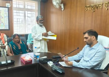 गढ़वा में जनता की पुकार पर उपायुक्त का त्वरित एक्शन: भूमि विवाद, मुआवजा और राशन घोटाले की शिकायतों पर सख्त निर्देश!