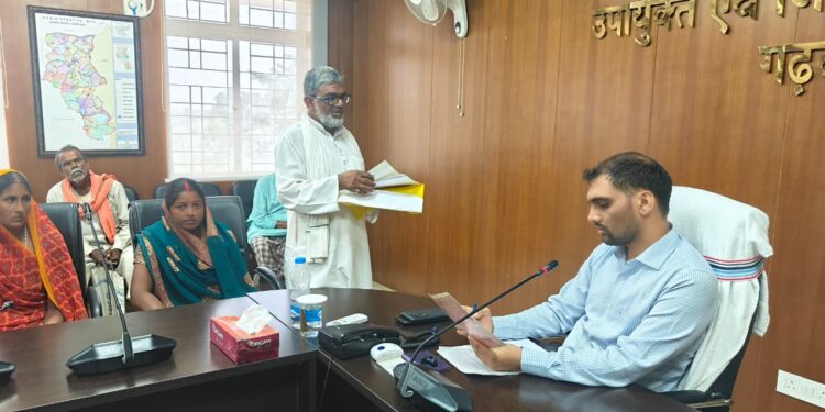 गढ़वा में जनता की पुकार पर उपायुक्त का त्वरित एक्शन: भूमि विवाद, मुआवजा और राशन घोटाले की शिकायतों पर सख्त निर्देश!