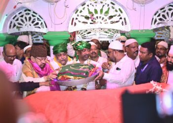 झारखंड की खुशहाली की दुआ: हेमन्त सोरेन ने रिसालदार शाह बाबा की दरगाह पर की चादरपोशी, 218वें उर्स में बिखेरी एकता की खुशबू!