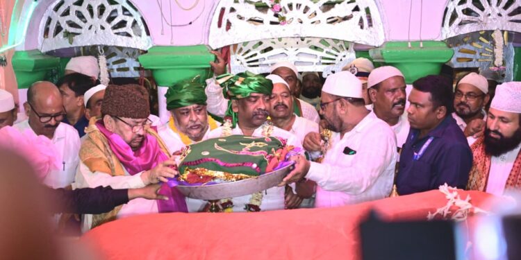 झारखंड की खुशहाली की दुआ: हेमन्त सोरेन ने रिसालदार शाह बाबा की दरगाह पर की चादरपोशी, 218वें उर्स में बिखेरी एकता की खुशबू!