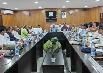 गढ़वा में विकास की नई गति: सांसद विष्णु दयाल राम की दिशा बैठक में सड़क, पेयजल और स्वास्थ्य पर सख्त निर्देश!