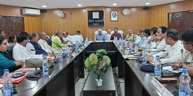 गढ़वा में विकास की नई गति: सांसद विष्णु दयाल राम की दिशा बैठक में सड़क, पेयजल और स्वास्थ्य पर सख्त निर्देश!