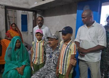 शहीद जवानों को अंतिम विदाई: डीआईजी नौशाद आलम ने ब्राह्मभोज में दी श्रद्धांजलि, परिवार को हर सहयोग का दिया भरोसा!