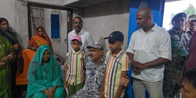 शहीद जवानों को अंतिम विदाई: डीआईजी नौशाद आलम ने ब्राह्मभोज में दी श्रद्धांजलि, परिवार को हर सहयोग का दिया भरोसा!