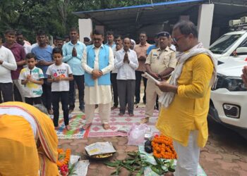 विश्वकर्मा पूजा की धूम में DIG नौशाद आलम का संकल्प: कर्म, कर्तव्य और भाईचारे की प्रेरणा, अगली पूजा तक कार्यों को गति!