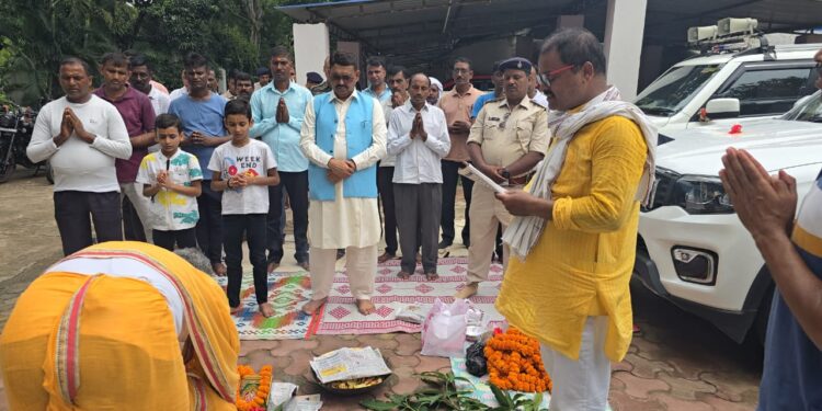 विश्वकर्मा पूजा की धूम में DIG नौशाद आलम का संकल्प: कर्म, कर्तव्य और भाईचारे की प्रेरणा, अगली पूजा तक कार्यों को गति!