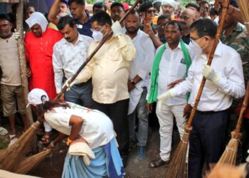 स्वच्छता ही सेवा-2025 का धमाकेदार आगाज: गोमिया के साड़म में मंत्री योगेंद्र प्रसाद ने झाड़ू थामी, बोकारो को बनाएंगे स्वच्छता का रोल मॉडल!
