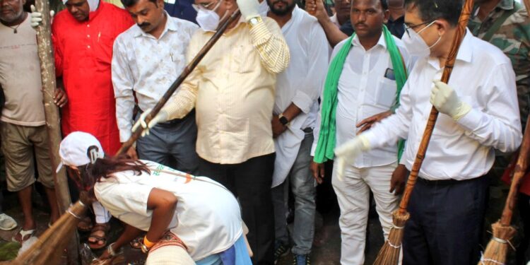 स्वच्छता ही सेवा-2025 का धमाकेदार आगाज: गोमिया के साड़म में मंत्री योगेंद्र प्रसाद ने झाड़ू थामी, बोकारो को बनाएंगे स्वच्छता का रोल मॉडल!