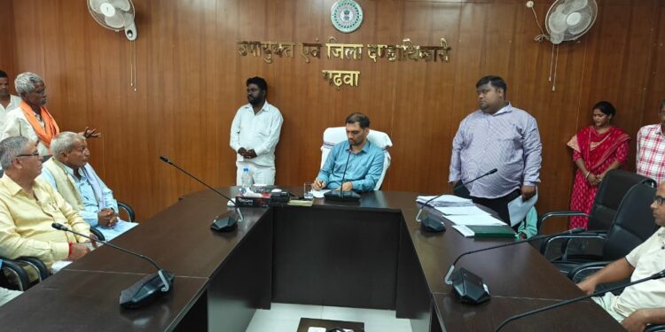 गढ़वा में जनता की आवाज: उपायुक्त दिनेश यादव ने जनता दरबार में सुनी 60+ शिकायतें, त्वरित समाधान का वादा!