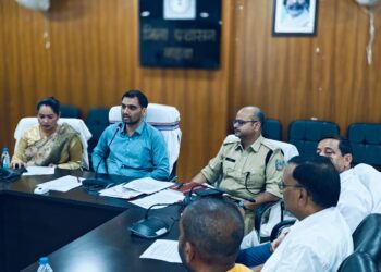गढ़वा में दशहरा की शांति का संकल्प: उपायुक्त और SP ने शांति समिति बैठक में दिए सख्त निर्देश, CCTV और अलग गेट अनिवार्य!