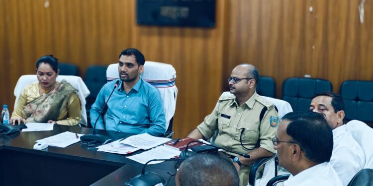 गढ़वा में दशहरा की शांति का संकल्प: उपायुक्त और SP ने शांति समिति बैठक में दिए सख्त निर्देश, CCTV और अलग गेट अनिवार्य!
