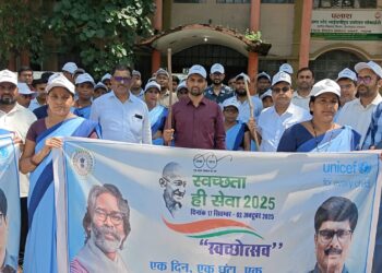 गढ़वा में स्वच्छता की नई उड़ान: उपायुक्त दिनेश यादव ने श्रमदान और पौधारोपण के साथ शुरू किया स्वच्छोत्सव 2025!