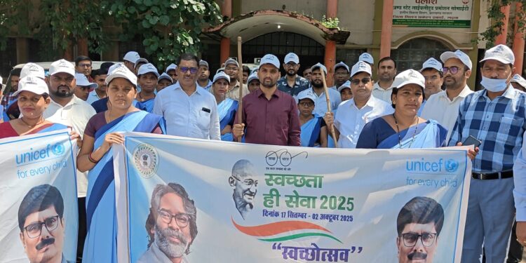 गढ़वा में स्वच्छता की नई उड़ान: उपायुक्त दिनेश यादव ने श्रमदान और पौधारोपण के साथ शुरू किया स्वच्छोत्सव 2025!