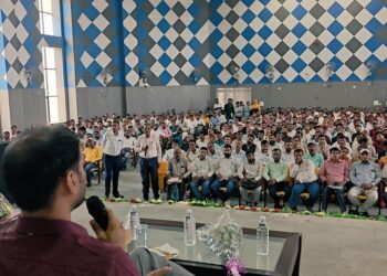 गढ़वा में शिक्षा सुधार की बड़ी पहल: उपायुक्त दिनेश यादव ने निजी स्कूलों के लिए RTE मान्यता और शुल्क समिति गठन को बनाया अनिवार्य!