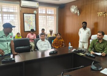 गढ़वा में जनता की पुकार: उपायुक्त दिनेश यादव ने जनता दरबार में बिजली तार, पेंशन और भूमि के मुद्दों पर लिया त्वरित एक्शन!