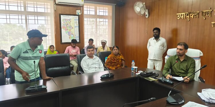 गढ़वा में जनता की पुकार: उपायुक्त दिनेश यादव ने जनता दरबार में बिजली तार, पेंशन और भूमि के मुद्दों पर लिया त्वरित एक्शन!