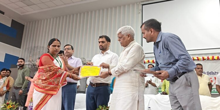 गढ़वा में महिलाओं की सशक्त उड़ान: कल्याणपुर CLF की वार्षिक सभा में सांसद बीडी राम और उपायुक्त ने बढ़ाया दीदियों का हौसला!