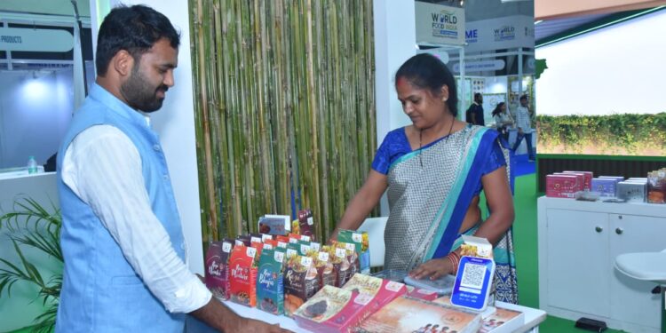 झारखंड के प्राकृतिक स्वाद की वैश्विक धमक: वर्ल्ड फूड इंडिया 2025 में रागी लड्डू, महुआ और बांस के अचार ने लूटी महफिल!