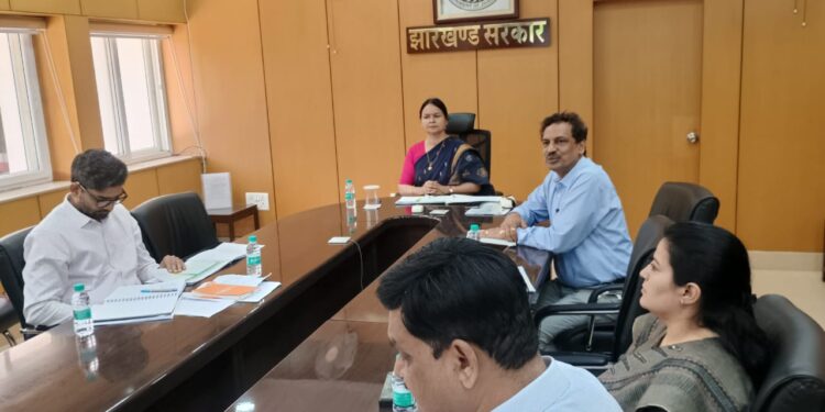 झारखंड में स्वास्थ्य सुधार की बड़ी पहल: मुख्य सचिव अलका तिवारी का निर्देश, अक्टूबर तक 15वें वित्त आयोग की 50% राशि खर्च, 948 पंचायतों में स्वास्थ्य उप-केंद्र!