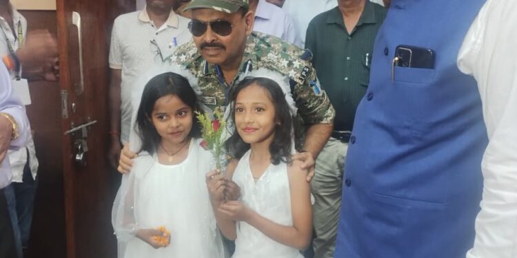 शिक्षा से संस्कार, संस्कार से उज्ज्वल भविष्य: DIG नौशाद आलम ने मेदिनीनगर में मोबाइल दुरुपयोग पर जताई चिंता, बच्चों को दी प्रेरणा!