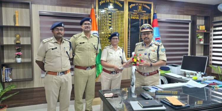 श्रावणी मेला की सफलता पर DIG नौशाद आलम का सम्मान: दो प्रशिक्षु DSP राजेश यादव और राजीव रंजन को मिला मार्गदर्शन, भविष्य के लिए प्रेरणा!