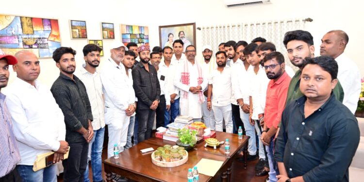 दिशोम गुरु को सम्मान: हेमन्त सोरेन से राष्ट्रीय युवा शक्ति की मुलाकात, शिबू सोरेन के लिए भारत रत्न और प्रतिमा की मांग!