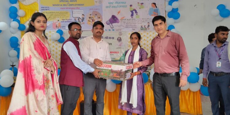 गढ़वा में रोजगार की नई उड़ान: रंका मोड़ फेस स्किल सेंटर में 45 युवाओं को मिला जॉब ऑफर, सिलाई मशीन और टूल किट भी वितरित!