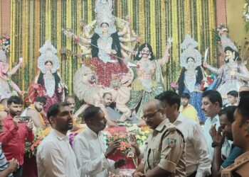 गढ़वा में दुर्गा पूजा की भव्य तैयारी: उपायुक्त और SP ने पंडालों का लिया जायजा, श्रद्धालुओं की सुरक्षा को दी प्राथमिकता!