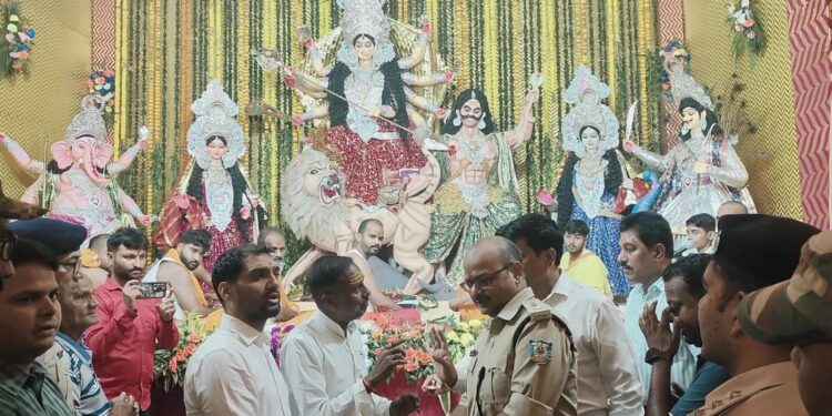 गढ़वा में दुर्गा पूजा की भव्य तैयारी: उपायुक्त और SP ने पंडालों का लिया जायजा, श्रद्धालुओं की सुरक्षा को दी प्राथमिकता!