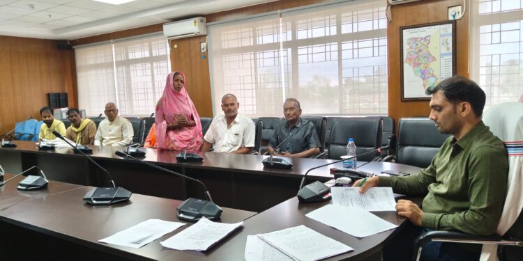 गढ़वा में जनता की पुकार पर त्वरित कार्रवाई: उपायुक्त दिनेश यादव ने जनता दरबार में धान, पेंशन और वोटर आईडी की समस्याओं का लिया जायजा!