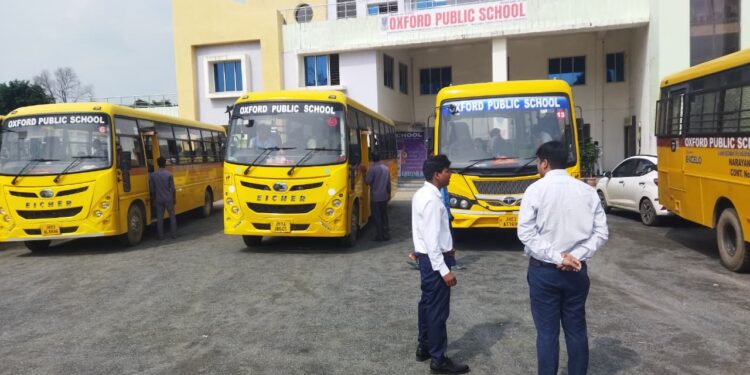 गढ़वा में बच्चों की सुरक्षा सर्वोपरि: मोटरयान निरीक्षक ने स्कूली बसों की जाँच कर लागू किए सख्त नियम!