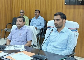 गढ़वा में विकास की रफ्तार: उपायुक्त दिनेश यादव की समीक्षा बैठक में योजनाओं को समयबद्ध पूर्ण करने और जन सुनवाई पर जोर!