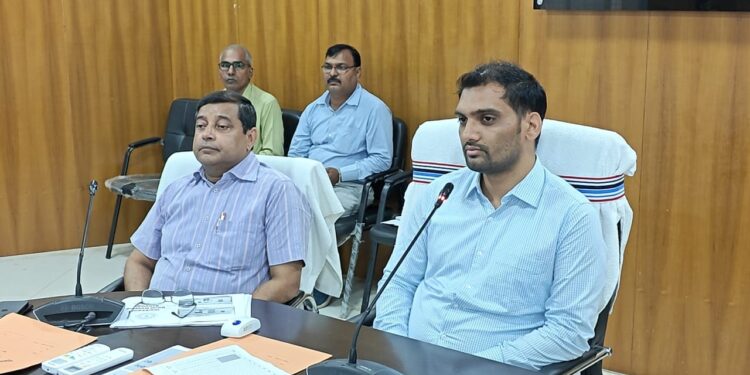 गढ़वा में विकास की रफ्तार: उपायुक्त दिनेश यादव की समीक्षा बैठक में योजनाओं को समयबद्ध पूर्ण करने और जन सुनवाई पर जोर!