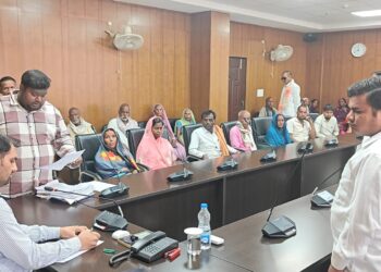 गढ़वा में जनता की पुकार पर त्वरित कार्रवाई: उपायुक्त दिनेश यादव ने जनता दरबार में सुनी मजदूरी, मुआवजा और राशन की शिकायतें!